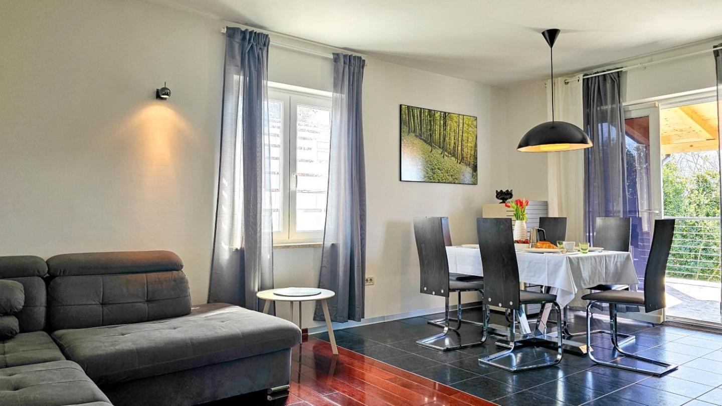 Casa Lutoma Villa Kmeti Екстериор снимка